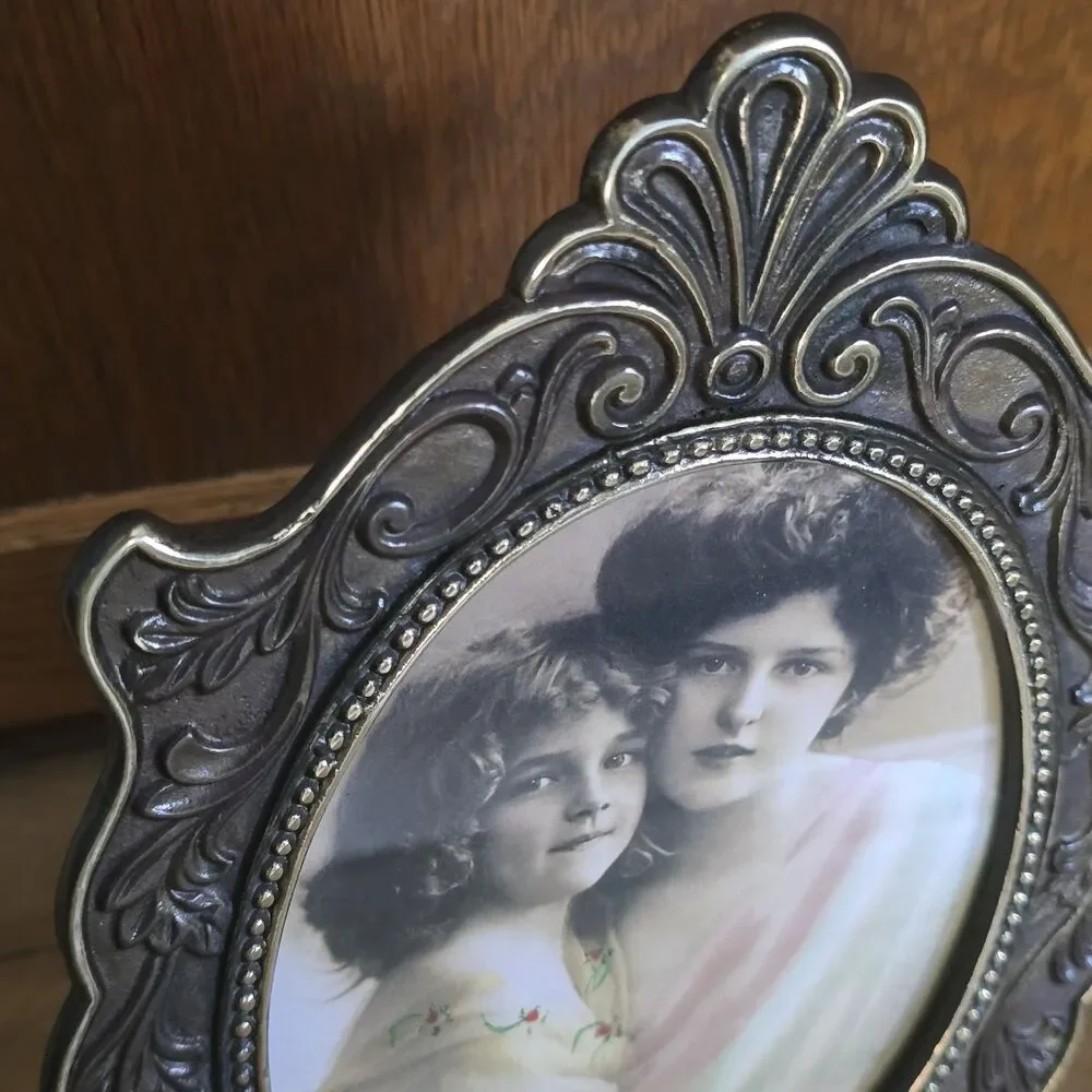 VTG Art Nouveau Embossed Metal Oval Picture Frame Pewter 5x7 Taiwan Never Used